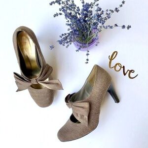 Gorgeous Ann Marino Bow Top Heels